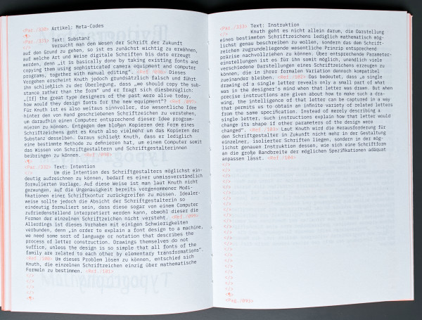 Textdoppelseite des Buches. Gesetzt mit einer Schrift, die der Schreibmaschinenschrift ähnelt. Quellenhinweise in Orange gedruckt, die Buchstruktur ist optisch nicht erkennbar.